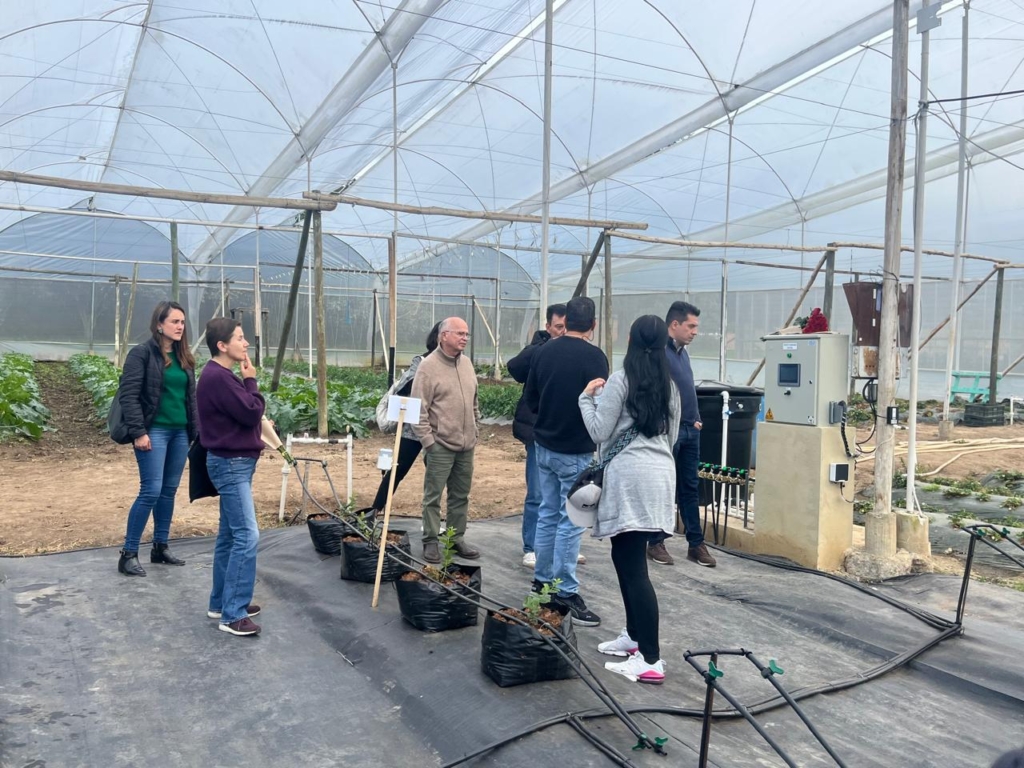 Equipo de CINTEL desarrollando el modelo de agricultura de precisión en arándanos en la Sabana Cundiboyacense